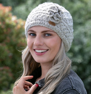 Aran Trellis Hat w/ Flower Pin - Oatmeal