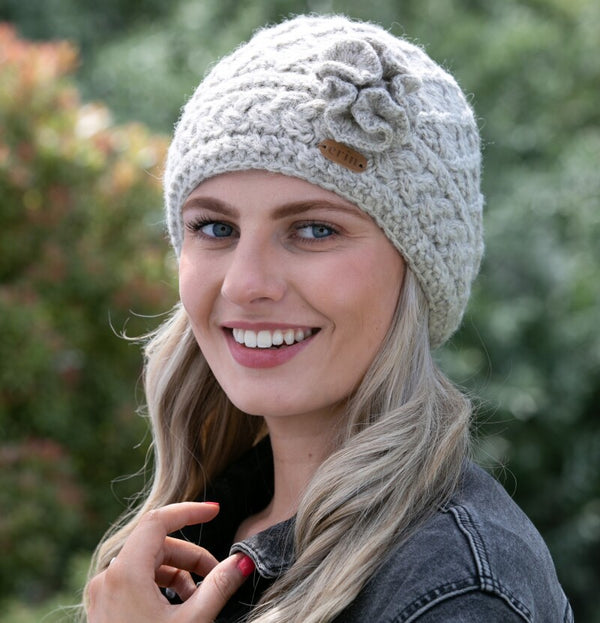 Aran Trellis Hat w/ Flower Pin - Oatmeal