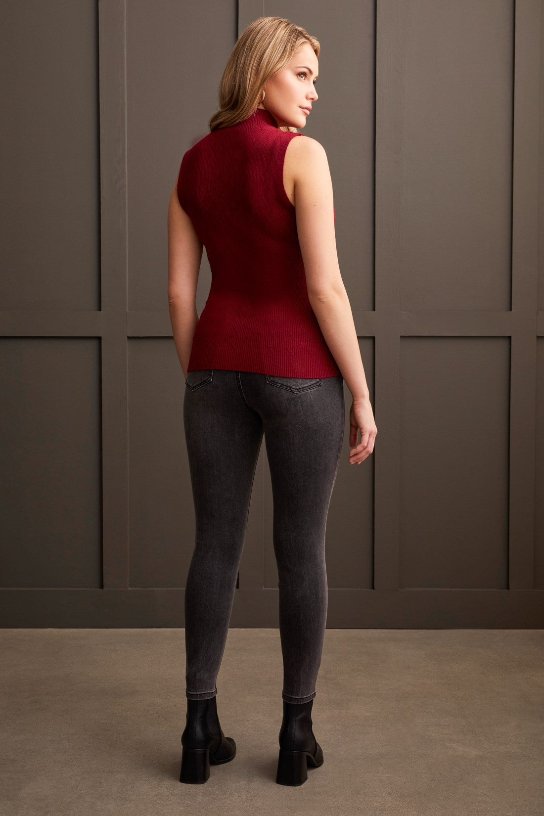 Textured Sleeveless Mock Neck Sweater - Bordeaux