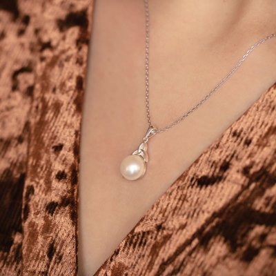 S46135 Sterling Silver Freshwater Pearl & Trinity Knot Pendant